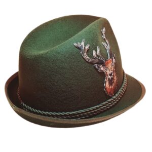 Palarie verde cu design de vânător, cu broderie detaliată a unui cerb și o pană de fazan. Accesoriu rustic ideal pentru activități în aer liber și apariții stilizate. Fabricat din materiale de înaltă calitate, potrivit pentru vânătoare, pescuit și alte aventuri în natură